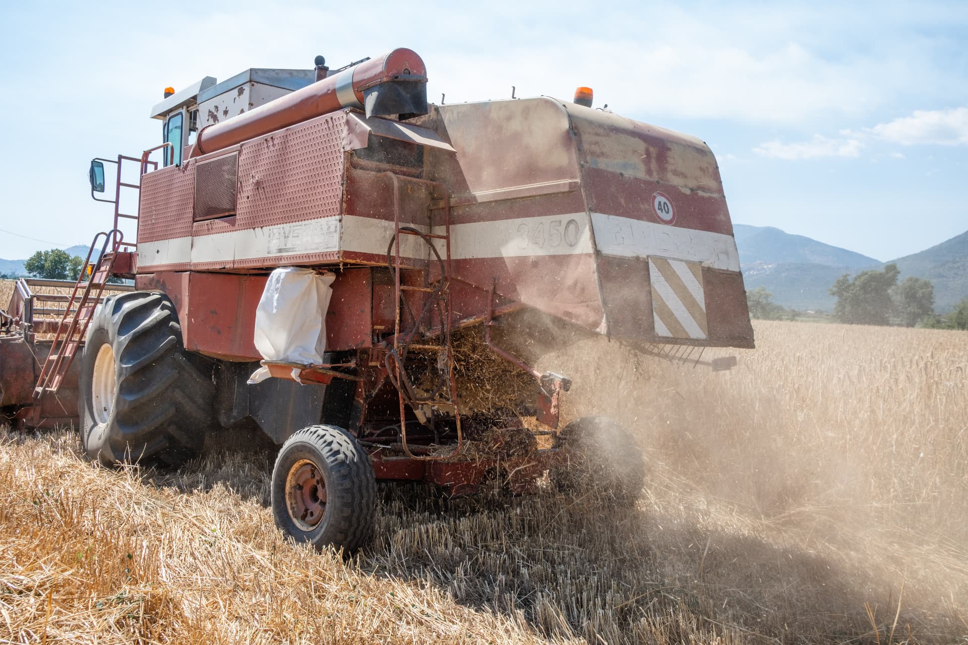 Mietitrebbia durante la raccolta dei cereali nei campi
