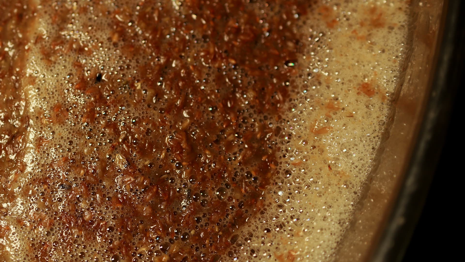 Mosto in fermentazione con schiuma e cereali